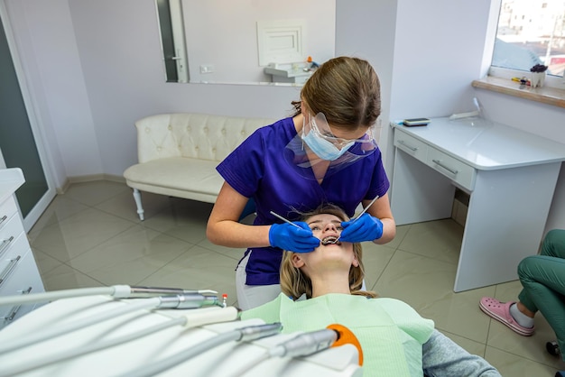 jovem com problemas de dentes veio ao dentista para tratar os dentes. Conceito de tratamento odontológico