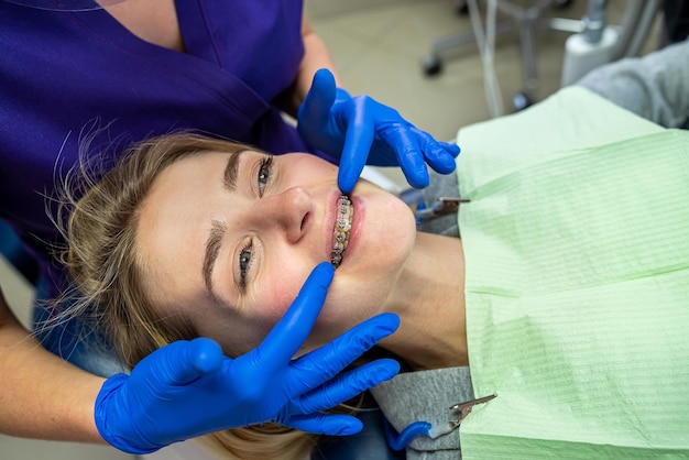 Jovem com problemas de dentes veio ao dentista para tratar os dentes Conceito de tratamento odontológico