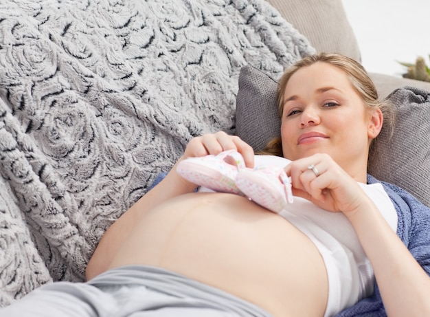 Jovem com sapatos infantis na barriga