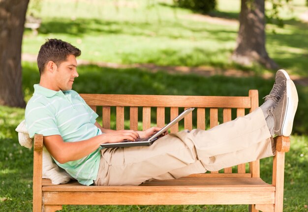 Jovem com seu laptop