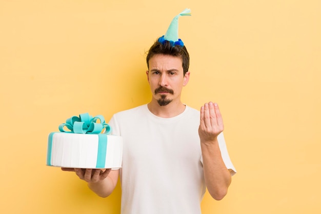 Jovem com um bolo de aniversário