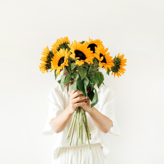 Foto jovem com um buquê de girassóis nas mãos em branco