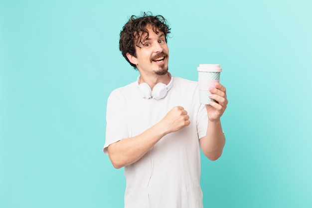 Jovem com um café se sentindo feliz e enfrentando um desafio ou comemorando