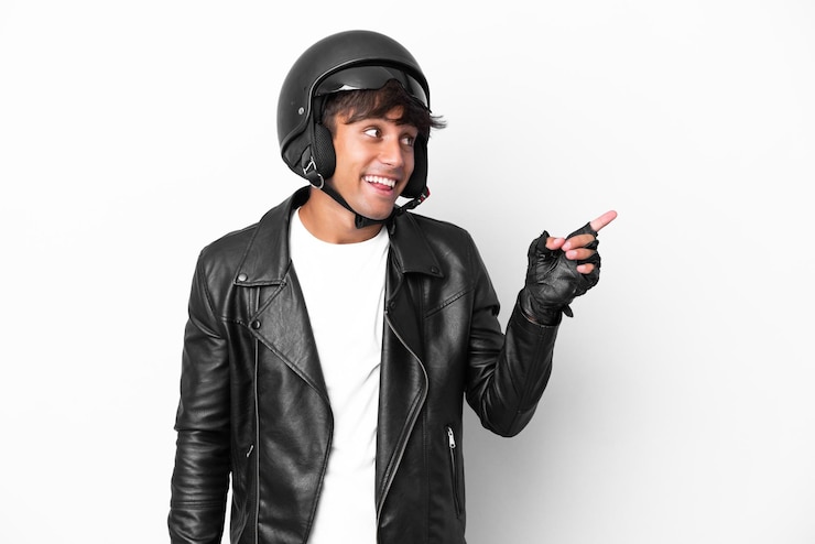 Foto jovem com um capacete de moto isolado no fundo branco com a intenção de perceber a solução enquanto levanta um dedo