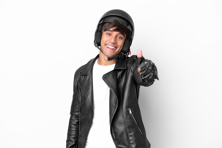 Foto jovem com um capacete de moto isolado no fundo branco com polegares para cima porque algo de bom aconteceu