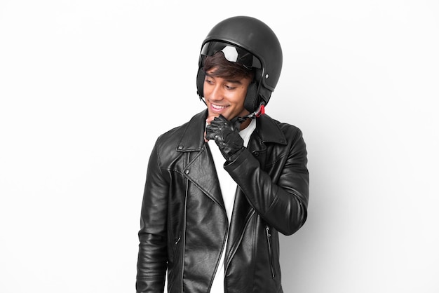 Jovem com um capacete de moto isolado no fundo branco, olhando para o lado e sorrindo