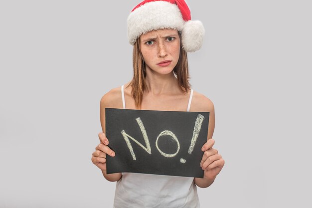 Jovem com um chapéu de Natal