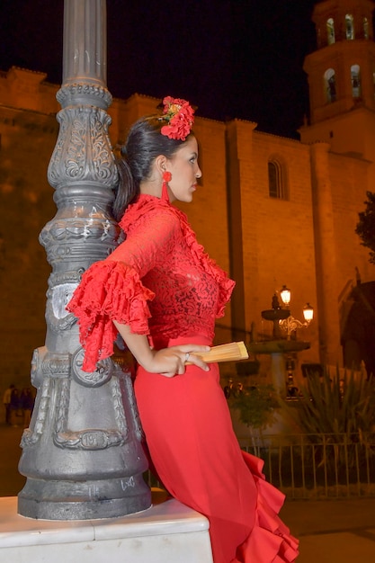 Jovem com um lindo vestido sevilhano.