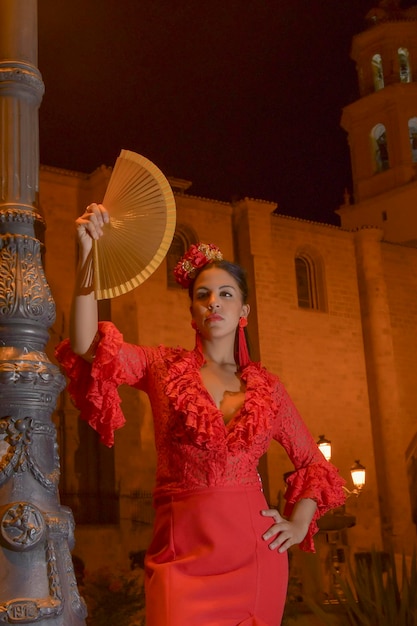 Jovem com um lindo vestido sevilhano.