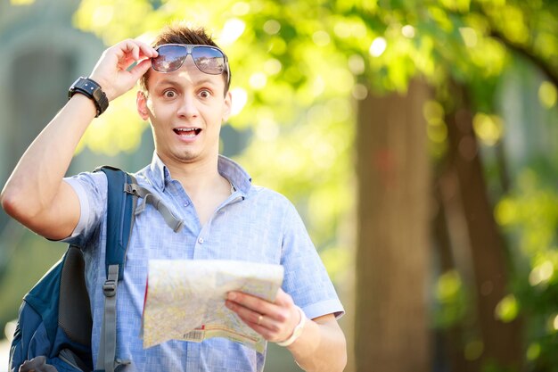 Jovem com um mapa ao ar livre