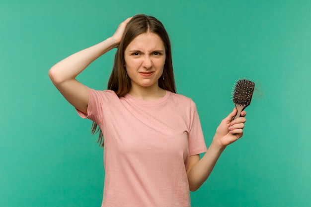 Jovem com um pente e cabelo problemático azul