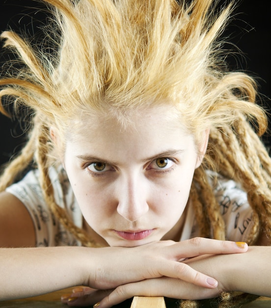 jovem com um penteado estranho em um fundo preto