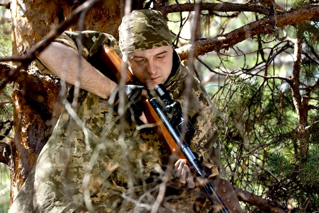 Jovem com um rifle de ar xa