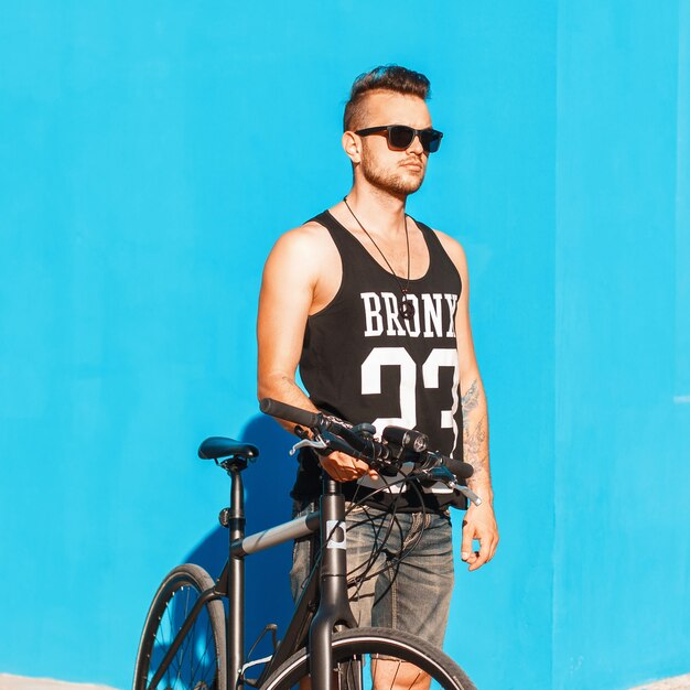 Jovem com uma bicicleta
