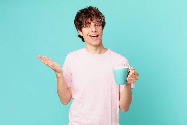 Jovem com uma caneca de café feliz e surpreso ao perceber uma solução ou ideia