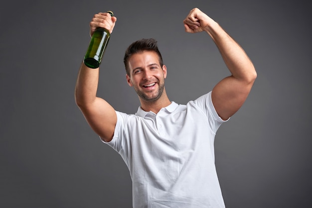 Jovem com uma cerveja