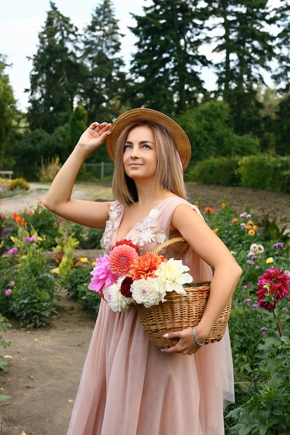 Jovem com uma cesta de flores.