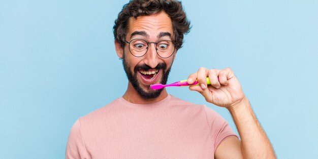 Jovem com uma escova de dentes