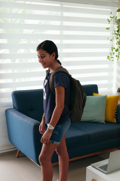 Jovem com uma mochila pronta para a escola