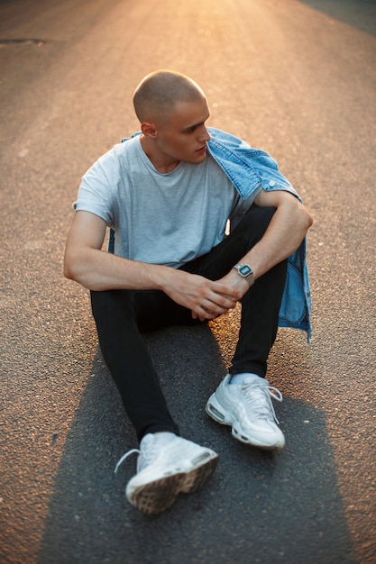 Foto jovem com uma roupa da moda na estrada