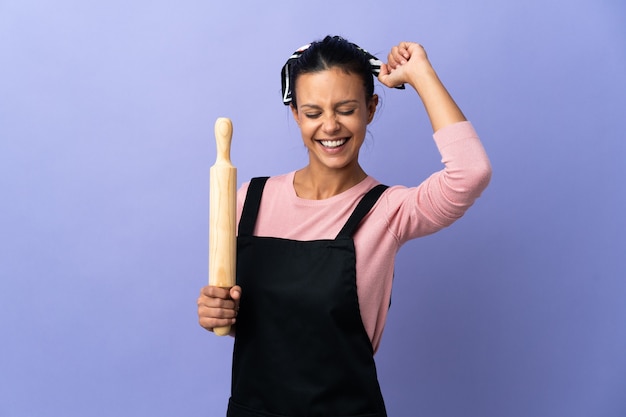 Jovem com uniforme de chef comemorando vitória