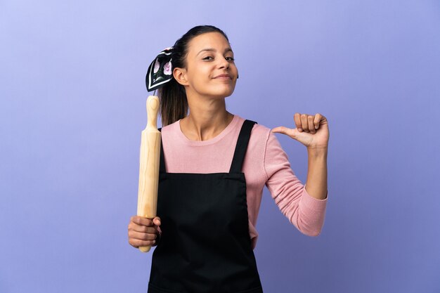 Jovem com uniforme de chef orgulhosa e satisfeita