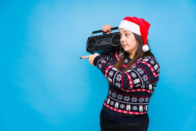 Jovem comemorando o dia de Natal