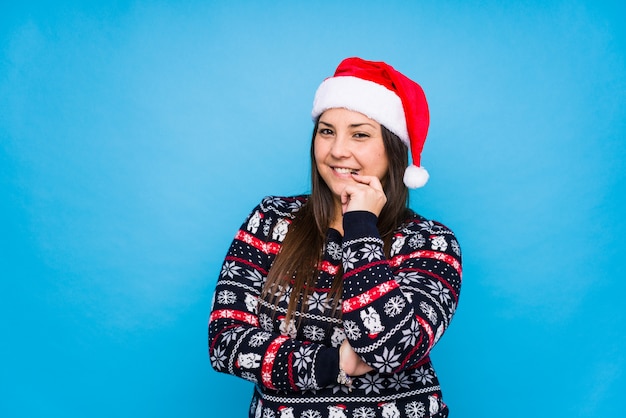 Jovem comemorando o dia de Natal