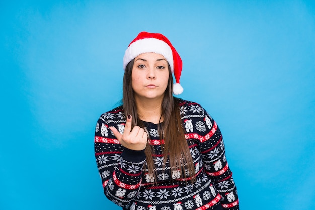 Jovem comemorando o dia de natal