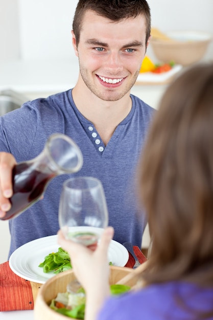 Jovem comendo com mulher