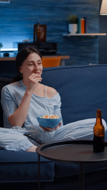 Foto jovem comendo comida na mesa de um restaurante