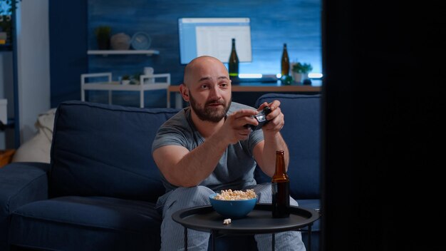 Foto jovem comendo comida sentado no sofá