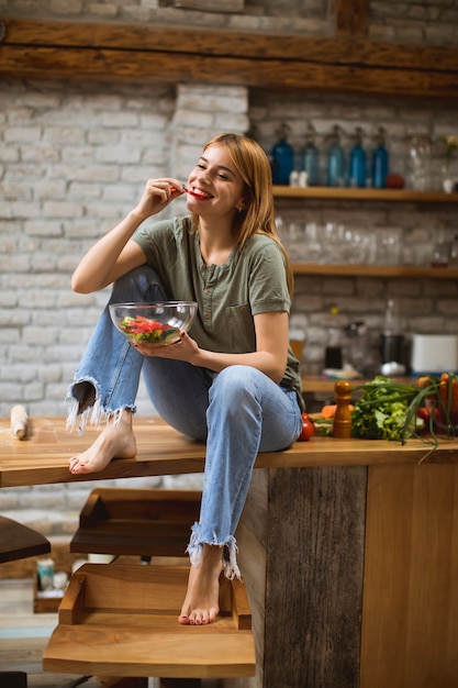 Foto jovem comendo comida vegan e desintoxicação