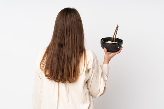 Jovem comendo macarrão sobre fundo isolado