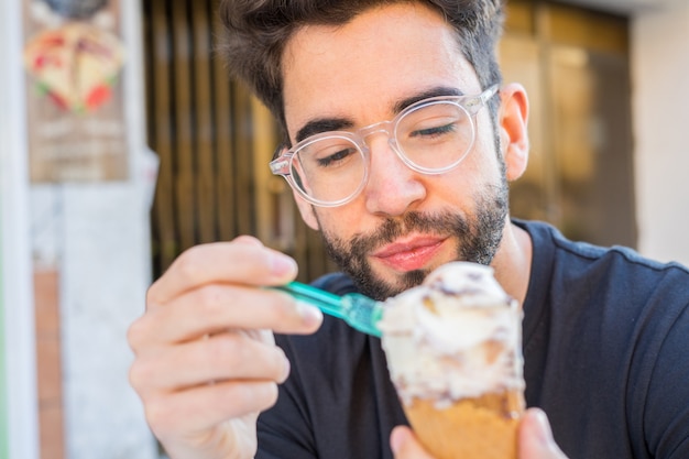 Jovem, comendo sorvete