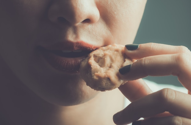 jovem comendo um biscoito