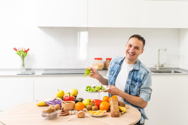 Jovem comendo uma salada saudável, legumes, comida saudável.