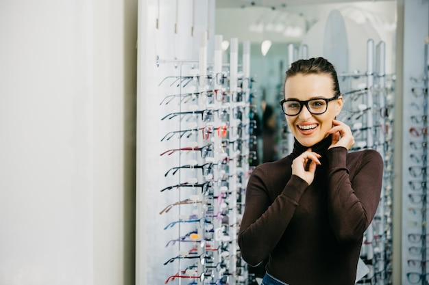 Jovem compra óculos Optics Emotions loja ótica