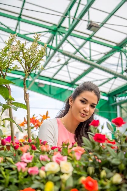 Jovem comprando flores