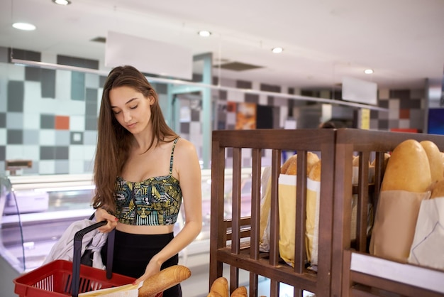 jovem comprando frutas e legumes no departamento de produção de um supermercado mercearia