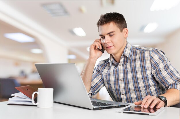 Jovem concentrado usando laptop