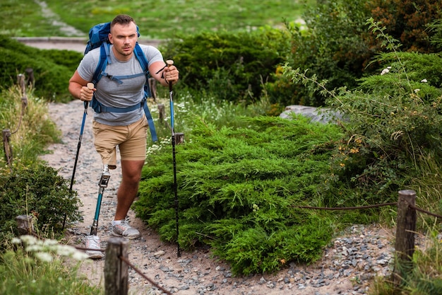 Jovem confiante com prótese, praticando caminhada nórdica e levando um estilo de vida saudável