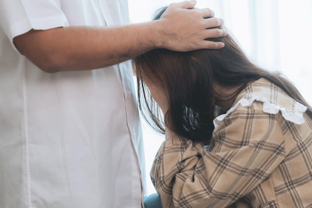 Jovem confortando e apoiando uma mulher triste que está com sérios problemas em casa.