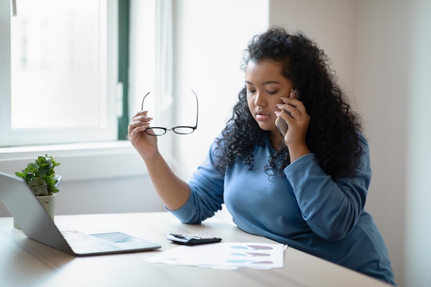 Jovem consultora de negócios hispânica tem espaço para cópia de conversas telefônicas