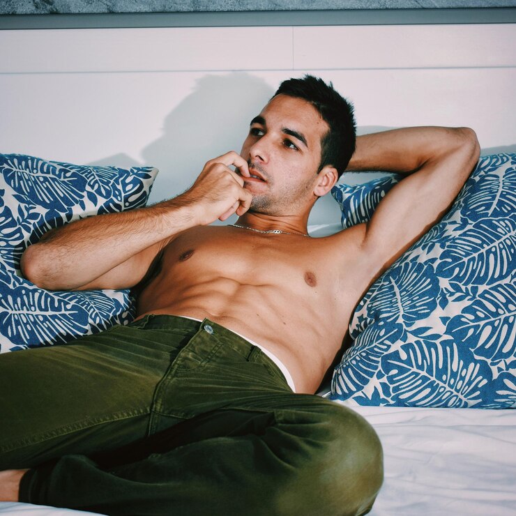 Foto jovem contemplando enquanto deitado na cama em casa