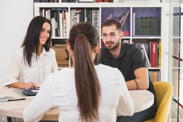 Jovem conversando com colegas