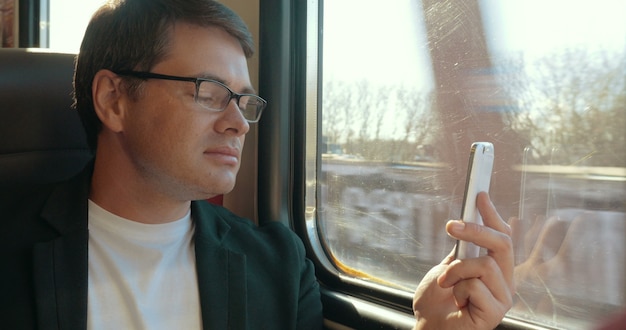 Jovem conversando por vídeo no celular no trem