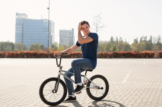 Jovem corredor de bmx urbano na cidade