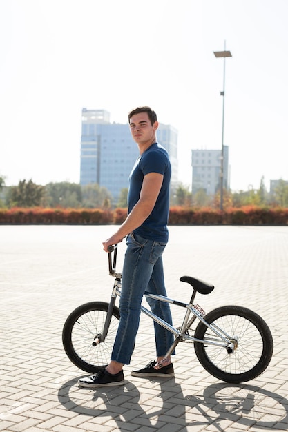 Jovem corredor de bmx urbano na cidade