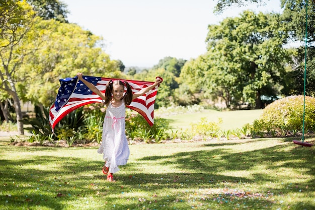 Jovem correndo com bandeira americana